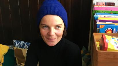 Bild: ihl
Doris Hofmann setzt sich viel mit dem Theater und ihrer Arbeit auseinander. Sie will das Beste für die Zuschauer geben. Die Kinderbücher am rechten Bildrand sind ihr wichtig, denn durch das Kindertheater hat sie viel gelernt. Sie spielt auch gern vor jungem Publikum.