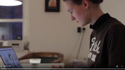 Screenshot: Keeping Memories/KZ-Gedenkstätte Flossenbürg/exb
Eine junge Frau informiert sich am Laptop über ein Häftlingsschicksal im KZ Flossenbürg. Damit das möglichst einfach, aber gleichwohl packend und informativ geschieht, tüftelt die Gedenkstätte an neuen Formaten und Kanälen.