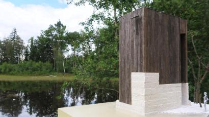 Grafik: Brückner&amp;Brückner Architekten/exb 
Ein Modell der Wegkapelle vermittelt am Teichrand ein Bild von der ungewöhnlichen Konstruktion. Auf einem Sockel aus "Kaolin-Beton" soll 325 Holzbalken bis in neun Meter Höhe ragen.