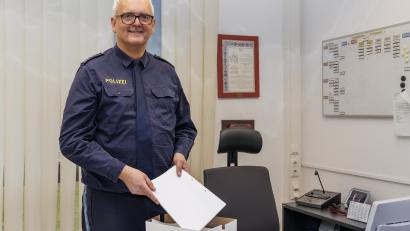 Bild: Hösamer
Der Chef packt nach zwölf Jahren seine Sachen: Der Leiter der Schwandorfer Polizeiinspektion, Armin Kott, geht zum 1. März 2023 in Pension.