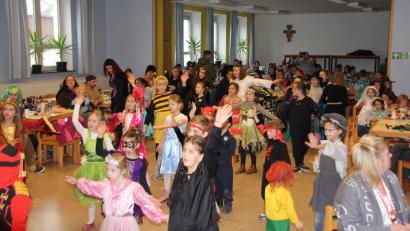 Bild: Johanna Sperber/exb
Beim Kinderfasching der DJK Windischeschenbach geht es lustig zu