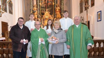 Bild: gi
Domkapitular i. R. Prälat Hermann Hierold (Zweiter von links) feierte mit einem Dankgottesdienst seinen 85. Geburtstag in der Wieskirche mit den Gläubigen. Im Namen der Pfarrgemeinde Moosbach gratulierten Pfarrer Udo Klösel (links) und PGR-Sprecherin Elisabeth Völkl sowie Diakon Herbert Sturm (rechts) und die Ministranten.