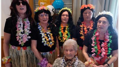 Bild: le
Mit 95 Jahren ist Sophie Dollhopf (vorne) die älteste Besucherin beim Faschingstreffen des katholischen Seniorenkreises.