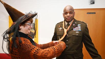 Bild: Susanne Schwab, Stadt Amberg/exb
Der Kommandeur der US-Garnison Bayern, Colonel Kevin A. Poole, war schon darauf vorbereitet: Auch seine Krawatte entging der Hexen-Schere im Vorzimmer des Oberbürgermeisters nicht.