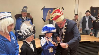 Bild: Stefanie Gradl
Prinzessin Emma I. lässt es sich nicht nehmen, Bürgermeister Hans-Martin Schertl am Unsinnigen Donnerstag die Krawatte abzuschneiden.