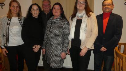 Bild: rn
Dieter Kies (rechts) und Udo Müller gratulieren dem Vorstandschaft mit (von links) Stefanie Händel, Lina Forster, Carolina Ulm und Jasmin Reiß.