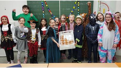 Bild: Sandra Weber/exb
Die Kinder der Dr.-Heinrich-Stromer-Grundschule Auerbach naschen bei ihrer Krapfen- und Donut-Aktion für einen guten Zweck.
