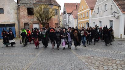 Bild: bö
Das ist Rekordbeteiligung: 82 Hexen zählt man heuer an der ersten Station am Schmidmühlener Rathaus.