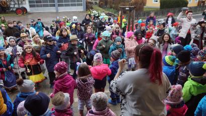 Bild: bkr
Beim Kindergarten warteten die Mädchen und Buben auf die Grundschüler, um mit ihnen ausgelassen Fasching zu feiern.
