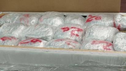 Bild: Hauptzollamt Regensburg
Ein Teil der gefundenen Marihuana-Päckchen im Sofastaukasten.