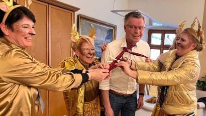 Bild: u
Das „Narrhalla-Hirschi-Trio“ mit (von links) Präsidentin Regina Merkl, Hofdame Ramona Frauendorfer und Prinzessin Michaela I. macht am Unsinnigen Donnerstag Bürgermeister Hermann Falk die Aufwartung in seinem Amtszimmer. Prinzessin Michaela I. schreitet zur Tat, zückt die Schere und schneidet dem Rathaus-Chef den Schlips ab.
