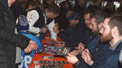 Bild: otr
Für Fans der Blue Devils Weiden gibt es ab sofort ein Stickeralbum zu kaufen.