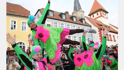 Bild: kro
Für Akrobatik am Marktplatz sorgten die Fastnachtfreunde des TV Rehau.