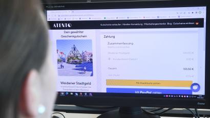 Bild: Gabi Schönberger
Wenn man 100 Euro Weidener Stadtgeld kauft, zahlt man 103,50 Euro. Die Bearbeitungsgebühr ist notwendig, sagen die Organisatoren. Bei einigen Bürgern kommt das allerdings nicht ganz so gut an.