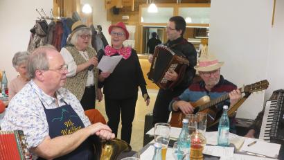Bild: jzk
Herbert Diesner (Gitarre) und Roland Küffner (Akkordeon) begleiteten die beiden Kemnather Sängerinnen Monika Fink und Sieglinde Wick (von links).