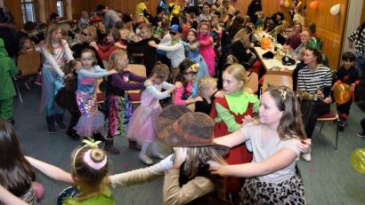 Bild: fz
"Wir ziehen los mit ganz kleinen Schritten", heißt es bei der Polonaise durch den Saal beim Kinderfasching.