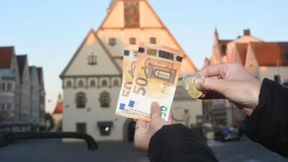 Bild: Gabi Schönberger
Wenn man 100 Euro Weidener Stadtgeld kauft, zahlt man 103,50 Euro. Die Bearbeitungsgebühr ist notwendig, sagen die Organisatoren. Bei einigen Bürgern kommt das allerdings nicht ganz so gut an.