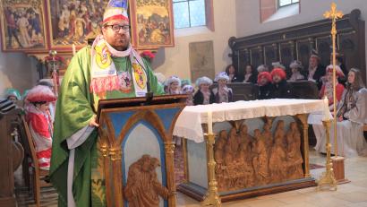 Bild: do
Der Frohsinn ist der beste Schutzpatron, sagt Eschenbachs Pfarrer Pater Johannes Bosco. Seine Schlussfolgerung war am Faschingssonntag eine humorvoll-hintergründige Predigt mit fröhlichen Wortspielen.