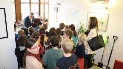 Bild: Stadt Tirschenreuth/exb
Die Klasse 4a besuchte mit Klassenlehrerin Sandra Wolf (rechts) Bürgermeister Franz Stahl (hinten, links). Schüler Lukas Nguyen (sitzend) durfte an seinem Schreibtisch Platz nehmen.