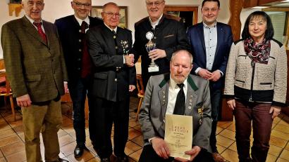 Bild: R. Kreuzer
Lothar Höher (Dritter von rechts) übergibt einen Pokal an Schützenmeister Franz Fuhrmann (3. V.li). Sitzend präsentiert Peter Haring, eine Urkunde für 60 Jahre im Schützenbund..