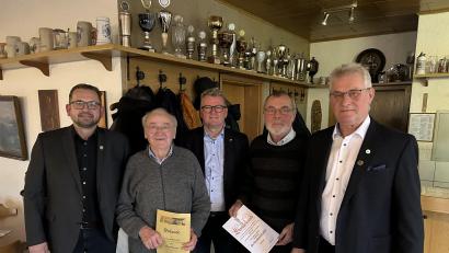 Bild: Stefan Hubmann/exb
Ehrungen beim Bienenzuchtverein Sulzbach-Rosenberg: (von links) Kreisvorsitzender Andreas Royer, Georg Wiesmet, Bürgermeister Michael Göth, Werner Heyer und Vorsitzender Helmut Heuberger.