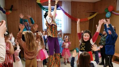 Bild: gmü
Nix verlernt bei der Melodie „Die Hände zum Himmel: Ob Hippie Johanna Malzer oder Schneewittchen ohne Zwerge, alle wissen es noch, wie es Spaß macht.