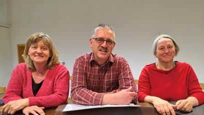 Bild: gis
Agnes Killermann (links) und Bettina Arndt (rechts) mit Johannes Schinner.