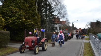 Bild: gi
Der Faschingsverein Etzgersrieth ackert mit viel Gaudi und Spaß die „Fosnacht“ aus. Am Pflug stand Michael Steinhilber.