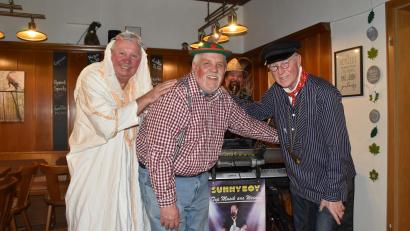 Bild: hcz
Drei Narren, viel Stimmung Hans Forster, 1883er-Vorsitzender Alfons Landgraf und 7er -Chef Peter Ertl (von links) in Partylaune.