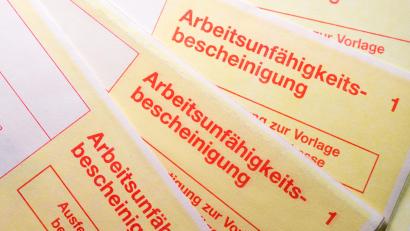 Symbolbild: Alexander Heinl/dpa
Der "gelbe Schein", wie die Arbeitsunfähigkeitsbescheinigung landläufig hieß, hat seit dem 1. Januar ausgedient.