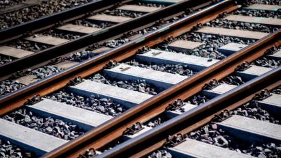 Bild: Hauke-Christian Dittrich/dpa/Symbolbild
Gleise sind an einem Bahnhof im Schotterbett verlegt.