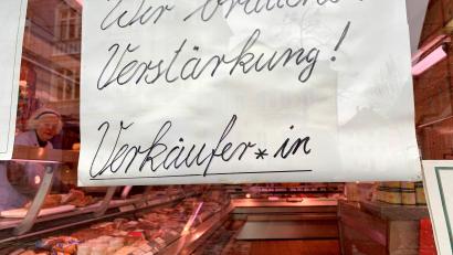 Bild: Gabi Schönberger
Der Einzelhandel sucht händeringend Personal. In der Weidener Fußgängerzone sind zahlreiche Aufrufe an den Läden und Gastrobetrieben zu finden.