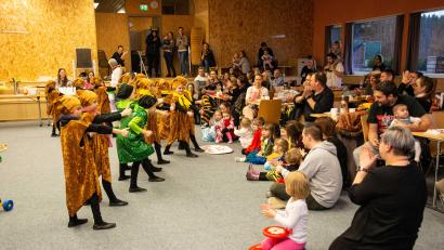 Bild: Welnhofer/exb
Die Bambinigruppe zeigte einen Tanz beim Krabbelfasching im Mehrgenerationentreff.