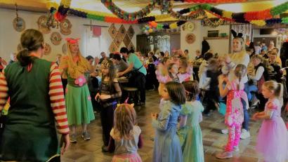 Bild: gz
Viel Spaß und Tanz bieten Nicole Voit, verkleidet als Blume, und Kerstin Krämer-Höreth als Hase beim Kinderfasching des Schützenvereins Pfrentsch den kleinen Faschingsfans.