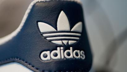Symbolbild: Daniel Karmann/dpa
In einer Lagerhalle bei Bayreuth liegen Unmengen unbenutzter Schuhsohlen, unter anderem von Adidas.