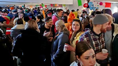 Bild: R. Kreuzer
Ein Blick ins Neustädter Parkdeck, das mit Luftballons, Bar und DJ zur Disco umfunktioniert worden war.