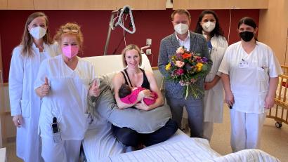 Bild: Michael Vogl/exb
Oberärztin Dr. Ursula Stern, Stationsleitung Ute Hilpert, Geschäftsführer Martin Baumann, Fachärztin Parizad Aliyeva und Katja Toll vom Pflegedienst (von links) gratulieren der Mutter zum Faschingsbaby.