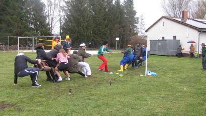 Bild: sei
Beim Seilziehen setzte sich der Zapfwellenstammtisch gegen den Manteler Stammtisch durch. Der Manteler Stammtisch wurde noch durch Damen verstärkt. Die Frage des Stadionsprechers Kammerer nach "Doping" konnte keine der beteiligten Mannschaften glaubhaft verneinen.
