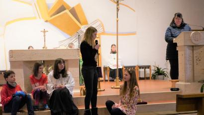 Bild: fvo
Ein Predigtspiel im Faschingsgottesdienst stimmte nachdenklich. Beim anschließenden Verkauf der Faschingskrapfen kamen fast 1000 Euro zusammen, die für Straßenkinder in Bolivien gespendet werden.