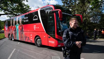 Symbolbild: Christophe Gateau/dpa
Die Polizei hat nach einem Bundesligaspiel in Mönchengladbach zwei Busse des FC Bayern durch eine Rettungsgasse auf der A52 gelotst.