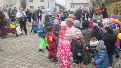 Bild: hhn
Beim Faschingszug des Kindergartens Schwarzenbach bekamen die Zugteilnehmer Süßigkeiten von den Zuschauern