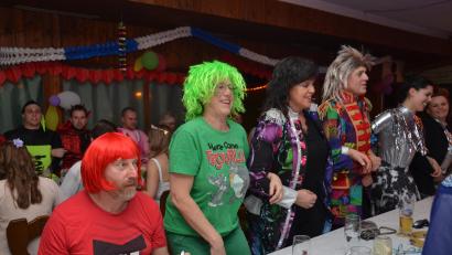 Bild: dob
Immer wieder "Auf und nieder" hieß es im Schützenhaus in Roggenstein. Fest vertreten waren die benachbarten Schützen aus Kaimling und Oberlind, aber auch Musiker von der Jugendkapelle Roggenstein.