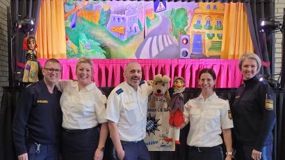 Bild: Polizei/exb
Die Puppenbühne der Polizeiinspektion Weiden gastiert in Kümmersbruck (von links): Markus Neumeyer, Bernadette Brünnig, Thomas Nörl, Michaela Agauer und Saskia Ram-Höcherl.