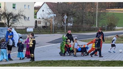 Bild: Uwe Rupprecht
13 junge Röckenrichter waren am Dienstag im Ort unterwegs, um beim traditionellen Umzug Süßigkeiten einzusammeln.