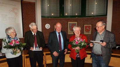 Bild: e
Weil sie sich um die Gemeinde Kümmersbruck verdient gemacht haben, wird zwei Wissenschaftlern die silberne Bürgermedaille verliehen (von links): Erika Ambronn, Dr. Karl-Otto Ambronn , Bürgermeister Roland Strehl, Dr. Achim Fuchs und Ursula Fuchs.