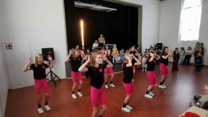 Bild: gz
Viel Applaus und Zugaberufe gabs für die TSV-Tanzmädels bei ihrer Darbietung beim SPD-Kinderfasching in Eslarn.