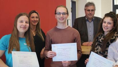 Bild: Luisenburg-Gymnasium/exb
Freude über französisches Sprachdiplom: Im Bild von links Ann-Cathrin Kreuzer, Studienrätin Andrea Lechner, Christian Bartsch, Oberstudiendirektor Joachim Zembsch und Tabea Pfeifer.