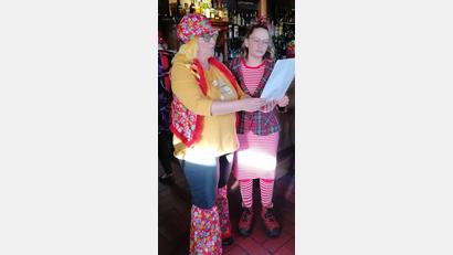 Bild: Birgit Vogel/exb
Manuela Preisinger und Natalie Schönberger hatten lustige Einlagen beim Ü-50-Fasching vorbereitet.