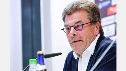 Bild: Daniel Löb/dpa/Archivbild
Der Nürnberger Sportvorstand Dieter Hecking bei einer Pressekonferenz.