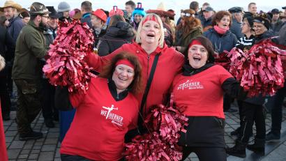 Bild: Hirsch
Die Cheerleaders vom Frauenkreis Weihern/Stein drehten den Spieß und und traten bei der Wernberger Rosenmontagsparty als Männerballett auf.